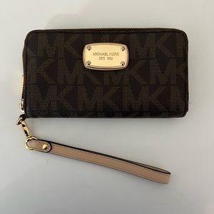 Michael Kors Wristlet Wallet Signature Logo